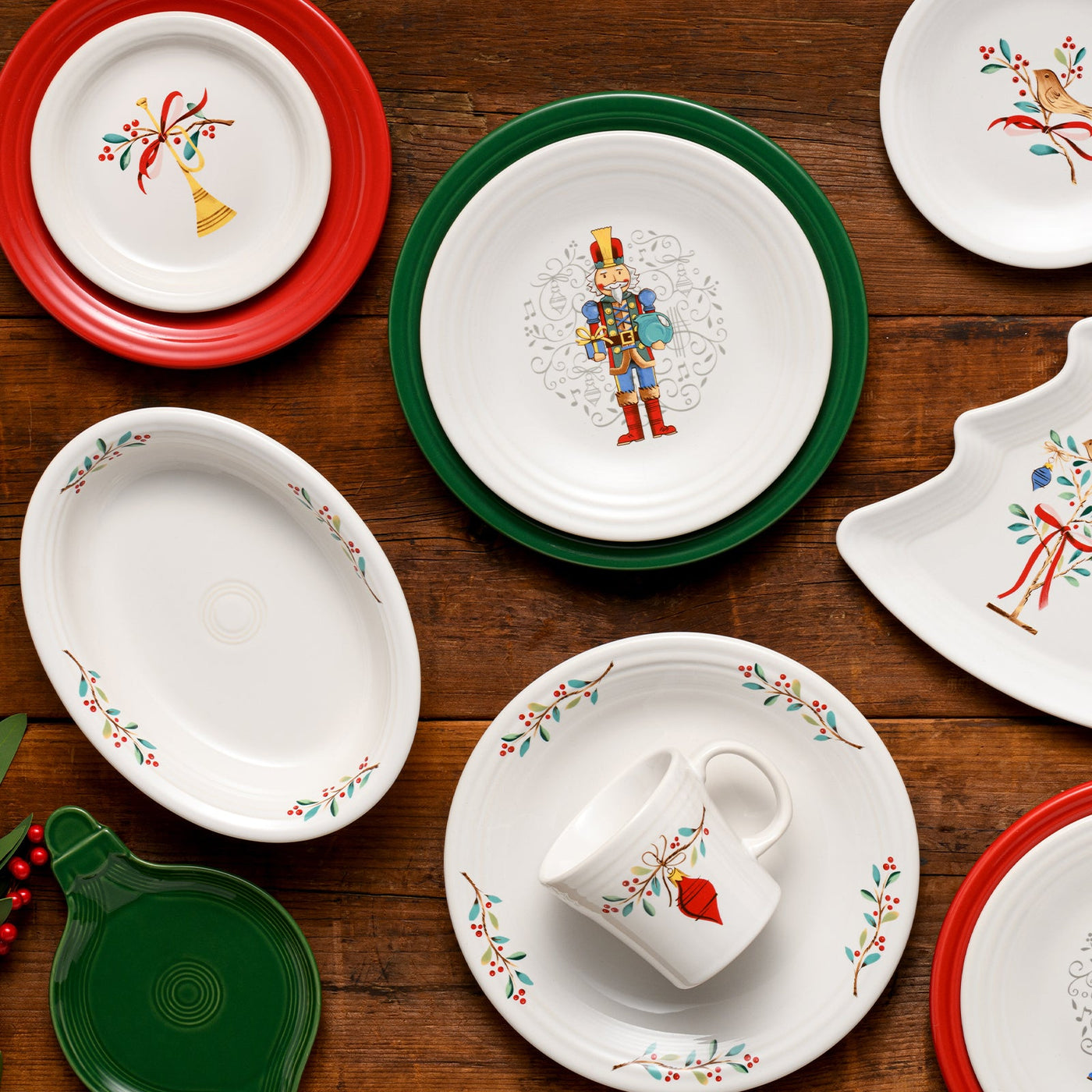 Retired Holly Berry Christmas Classic Rim 10 1/2 Inch Dinner Plate